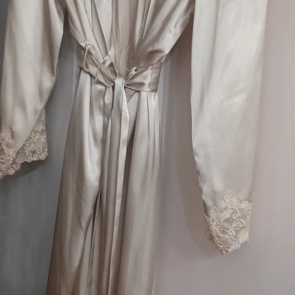 Jaclyn Smith Robe - Picture 4 of 8